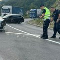 Tri osobe povređene u teškom sudaru kod Leskovca Od siline udara auto izleteo s puta i završio na bankini