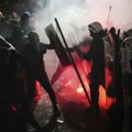 Protest u Novom Sadu: Policija upala u Rektorat, dekan sprečio ulazak policije u PMF