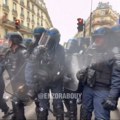 Francuska policija pretukla novinare: Tenzije u Parizu rastu (video)
