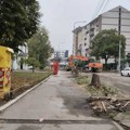 Radovi kod Doma zdravlja u Nišu doneli seču stabala i nestabilne kioske na ciglama
