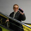 U Brenu su na aerodromu svi gledali: Došla kao svetska zvezda, a evo sa kim je sletela