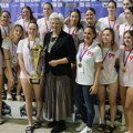 (Foto) Novi Sad živi sportskim duhom: Tatjana Medved uručila pehar vaterpolistkinjama Vojvodine