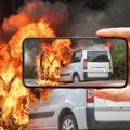 Piromanski napad u Beogradu! Bačena zapaljiva tečnost, izgoreli Range Rover i BMW na Voždovcu, ona je vlasnica