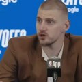 Nikola Jokić čuo srpski na konferenciji, uperio je prst ka novinaru i izustio jednu reč