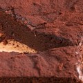 Imate jaja i čokoladu? Napravite sočan kolač bez brašna od samo tri sastojka