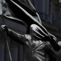 (Foto, video) Osvanula antiimperijalistička Benksijeva statua: Čovek na vlasti, kome zastava u potpunosti zaklanja vid, korača…