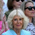 Kraljica Kamila poklanja knjigu svakom učeniku šestog razreda u Velikoj Britaniji
