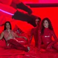 (Video) Seka Aleksić u krevetu od lateksa Bujni dekolte u prvom planu, a pored nje dve zgodne brinete: "Ko sme da legne?"
