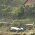 Na korak od tragedije: Kamion sleteo s puta u Foči na obali Drine (foto)