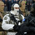 Prištinski specijalci pozirali naoružani sa fantomkama ispred zastave OVK /foto/