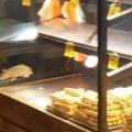 Posle noćne šetnje pacova po rafovima, pekara zatvorena: Inspekcija zapečatila objekat u centru Beograda! (video)