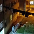 Šok snimak sa Dorćola: Žena usred noći baca stvari kroz prozor na ulicu i svi se sada pitaju samo jedno (video)