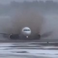 Kao u horor filmu! Avion prilikom sletanja udario o led, letelica oštećena (video)