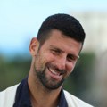 Potpuno podetinjio: Novak se valja po travi i uživa u najboljem društvu VIDEO