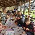Učenici osnovne škole u Maloj Bosni farbali jaja za Uskrs u crkvi Svetih Sirmijskih Mučenika