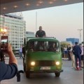 "San svake devojke": Maturanti iz Srbije na maturu došli omiljenim kamionom Srba: "Fali samo, staro gvožđe kupujemo sa…