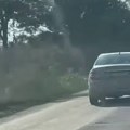 Opasna vožnja na putu između Siriga i Temerina (VIDEO)