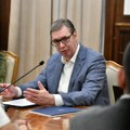 Politiko: Vučić u škripcu, ali njegov pad je - još na dugom štapu