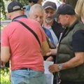 PLAĆA DA GA VOLE: Objavljen snimak kako SNS deli dnevnice u parku (video)