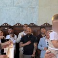 Prva slika sa krštenja sina mirka šijana: Kum Miljan Hofman ga drži u naručju, a mali Vukan u elegantnom odelu