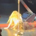 Šakira pala nasred bine na koncertu: Okliznula se pa zamalo poljubila patos, svi su šokirani njenom reakcijom (video)