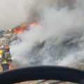 Gust dim prekrio nebo kod Lazarevca: Kulja vatra na deponiji, na licu mesta vatrogasci
