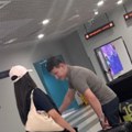 (Foto) prevrtali po torbi nasred aerodorma: Tanja Savić uhvaćena sa Mukijem nakon što je otkazala nastupe: Pevačica stavila…