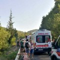 (Video) Autobus pun putnika smrskan, dizalicom ga izvlače! Stravična nesreća u Turskoj: Vozač izgubio kontrolu, ima mrtvih i…