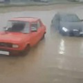 Nevreme pogodilo Kragujevac: Preplavljene ulice, kontejneri na kolovozu, vetar nosio voće iz prodavnica