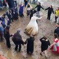 O ovoj svadbi bruji Balkan! Mlada do kolena u blatu igra kolo, a mladoženja otišao po traktor da izvuče kuma iz blata (video)…
