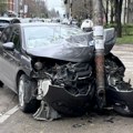 Drama u Radničkoj ulici: „citroen“ prešao u suprotnu traku i zakucao se u banderu