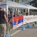 Borba za kružni tok u Zrenjaninu: Pristalice SNS i zborovi duže od 24 sata ne odstupaju s transparentima