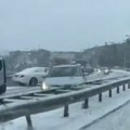 Sneg i led okovali komšiluk: Na putevima u Hrvatskoj neviđeni haos (video)