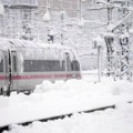 (VIDEO) Minhen paralisan zbog snega, prekidi vazdušnog i železničkog saobraćaja