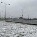 Na pojedinim putevima ima snega do pet centimetara, AMSS upozorava da postoji opasnost od poledice