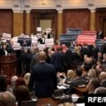 Skupština Srbije konstituisana uz zvižduke i transparente, opozicija položila zakletvu u holu