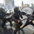 VIDEO U Argentini haos: Policija vodenim topovima i suzavcem na građane koji protestuju