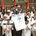 Vučić sa decom iz regiona i dijaspore: Hvala što doprinosite svojoj zemlji Srbiji