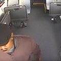 Snimak da ti srce stane! Vozač autobusa kolabirao usred vožnje, pogledajte herojsku reakciju putnika