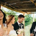 Haos na svadbi Mladić isplanirao romantičnu prosidbu na tuđem venčanju - ovakvu reakciju nije očekivao