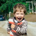 Mama otkrila zašto njen trogodišnjak hoda sa rukama na leđima Snimila je video - ljudi na mrežama su potpuno razneženi