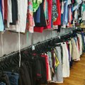 Letnja odeća stigla u novosadske izloge Novosađani kupuju odevne komade za najtopliji period