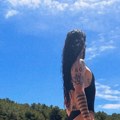 Poznati muzičar obukao jednodelni kupaći: Okrenuo leđa fotografu, a u kadru sevnula zadnjica: "Vreme je da se pomeraju…