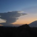VIDEO: Indonežanski spasioci tragaju za ženom koja je pala u vulkanski krater