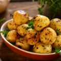 Mladi krompirići iz rerne oboriće vas s nogu: Jedan sastojak daće im aromu o kakvoj sanjate