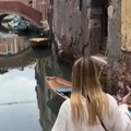Upala u kanal u Veneciji gledajući u Gugl mape