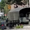 Prvi snimci vozila tzv. KBS koja se kreću kroz Severnu Mitrovicu: Krenuli ka Zvečanu, pa se okrenuli i vratili