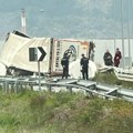 Na Alternativnom putu, iza tunela Sarlah, prevrnuo se šleper novopazarskih tablica!
