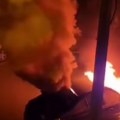 (Video) Buknula vatra, auto skroz izgoreo: Vatrogasac van dužnosti ugasio požar u Novom Sadu