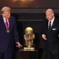 ВИДЕО Доналд Трамп од ФИФА добио награду за мир: Медаљу узео сам, а трофеј специјално направљен за њега